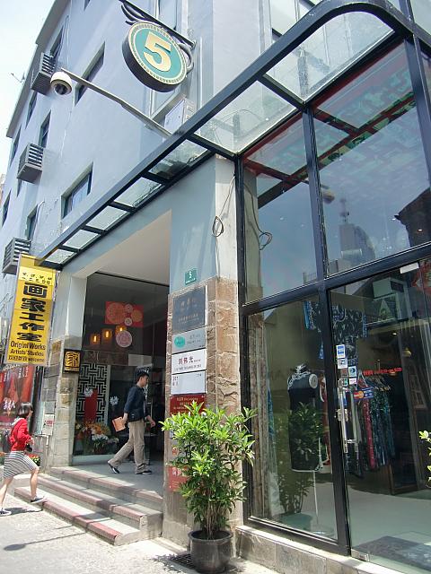 コンクリート打ちっぱなしの雑居ビルにアトリエ、ギャラリーがぎっしり入居。泰康路「田子坊」とアート拠点。