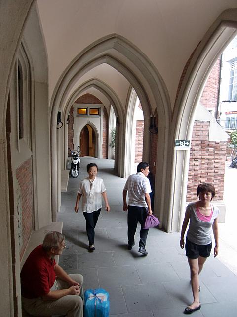 繁華街の真ん中に位置するキリスト教会。1800年代に建てられた歴史的建造物の中で、厳かな雰囲気に浸ろう。