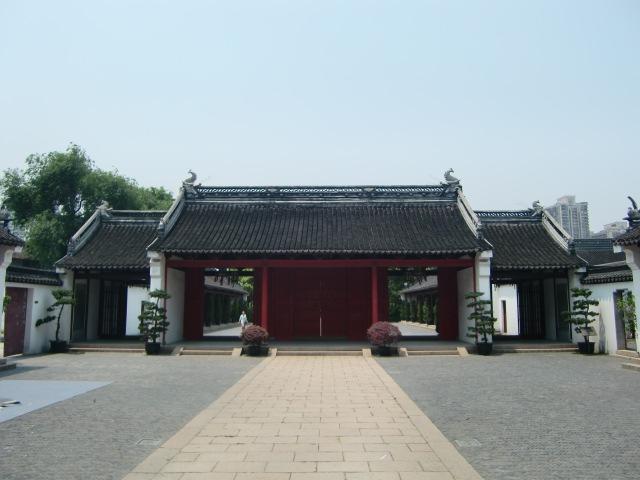 700年の歴史を誇る下町の学府。周辺には古本、アニメグッズ、切手などが手に入る露天がいっぱい。