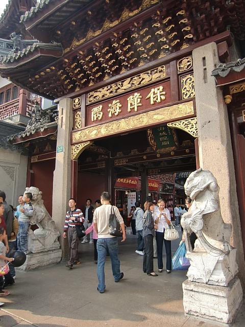 上海の守り神を祀る豫園エリアの小さな廟。独特のお祈り法やきらびやかな装飾は必見。