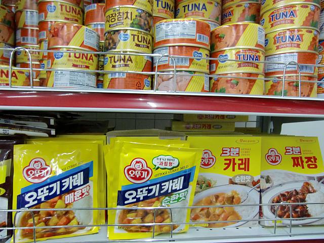 龍柏エリアの台所といえばココ。調味料、乾物、チープなお菓子など、中国食材と韓国食材を同時にゲットしよう。
