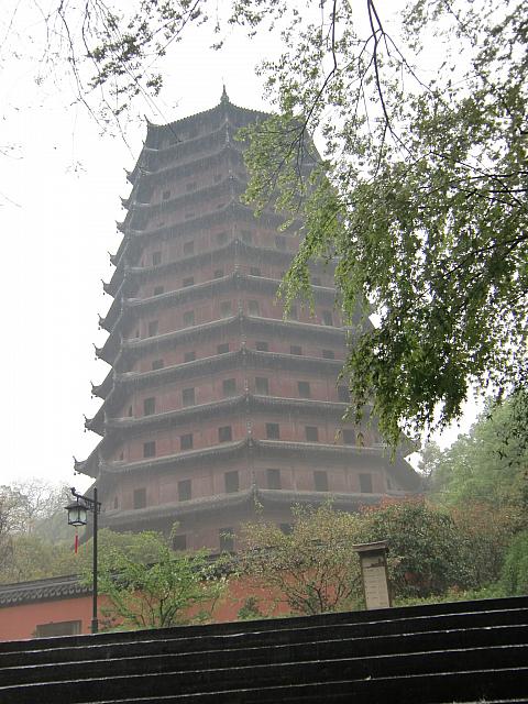 杭州市の南に位置する約1000年の歴史を持つ7層の塔。最上部から銭塘江の雄大な流れを眺めよう。