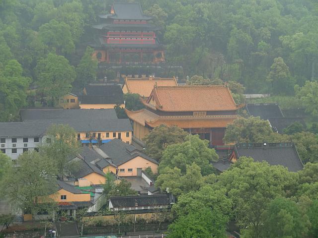 雷峰塔の南側に位置する大型寺院。西湖周辺の山々に響く鐘の音と夕暮れの風景を堪能しよう。