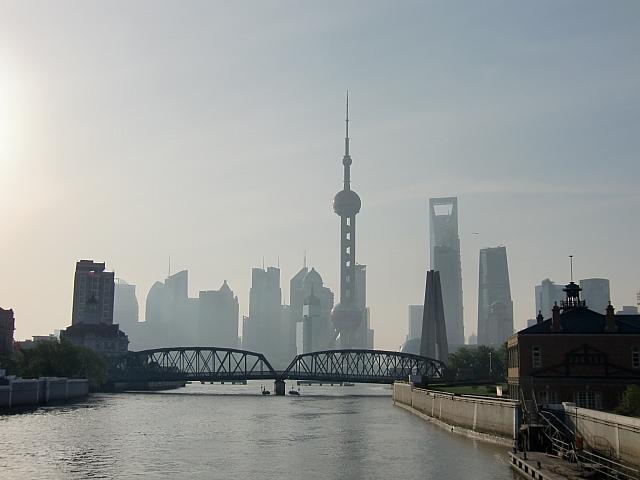 100年以上の歴史を持つ中国初の鉄橋。外灘の北にかかる橋の上から浦東のビル群を眺めよう!　