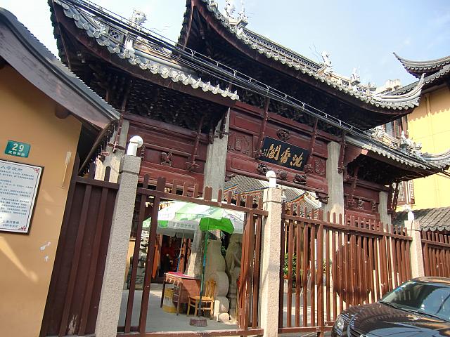 豫園エリアの庶民派寺院。観光地の喧噪を抜け出して、静かに手を合わせてみよう。