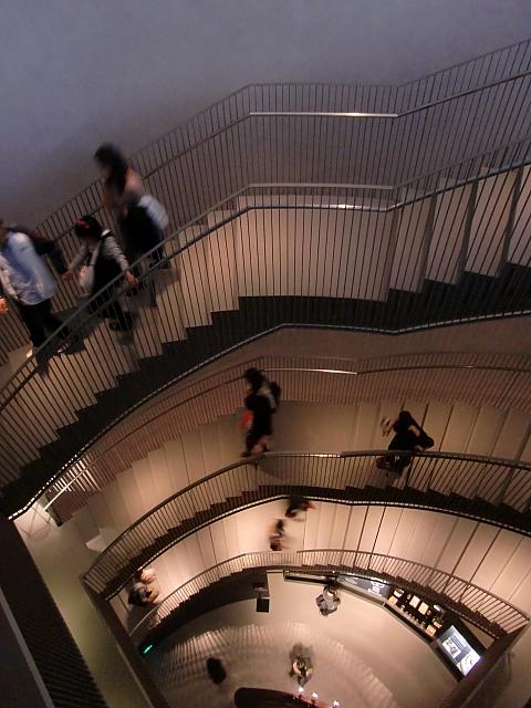 歴史価値の高い美術品や文物を展示。建築を手がけた安藤忠雄の世界観もじっくり鑑賞しよう。