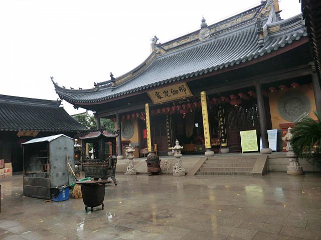 朱家角の真ん中に位置する、運河に浮かぶ仏教寺院。水郷の古刹をのんびり散策してみよう。