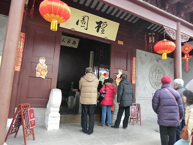 地下鉄で行ける明代の史跡。大きな池を擁する中国庭園をのんびり散策してみよう。