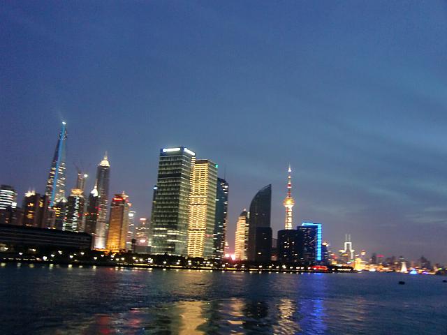 ハイエンドなエリアを結ぶエコノミーな渡し船!　外灘の歴史建築群を遠くに臨む夕景は必見。