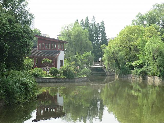 中国茶と宋教仁ゆかりの静かな公園。閘北区住民の憩いの場を散策しよう。