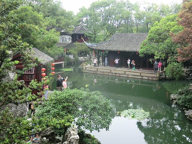 水郷・同里内の世界遺産。華麗な装飾の建築物を鑑賞しながら、回廊や池のまわりを散策しよう。