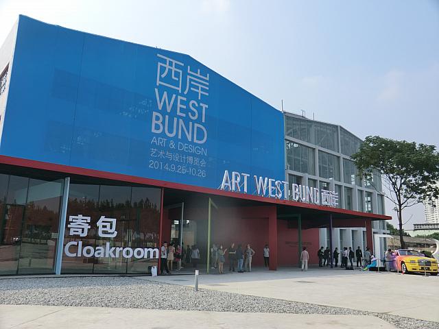 川沿い散歩と美術館めぐりをセットで。アートフェアや大型展覧会を開催する龍騰大道のアートセンター。
