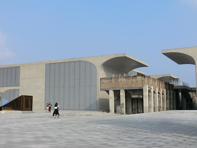 黄浦江沿いの憩いスポットでアート鑑賞。廃工場の面影を残すクールなデザインの建築も見どころ。