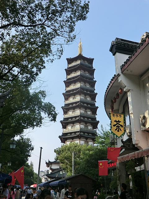 嘉定区のプチ歴史ストリート。古刹「菩提寺」の境内や運河沿いの商店街をお散歩しよう。