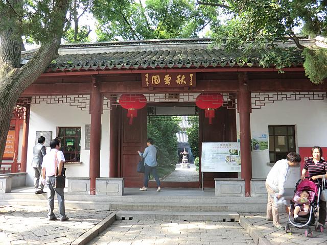 明代に造られた文化財庭園。ユニークな塑像が並ぶ道教寺院もあわせてお参りしよう。