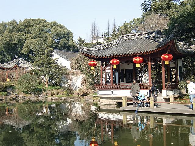 明代に造られた庭園を公園として開放。池や楼閣が織りなす絶景を鑑賞しながら散策を。