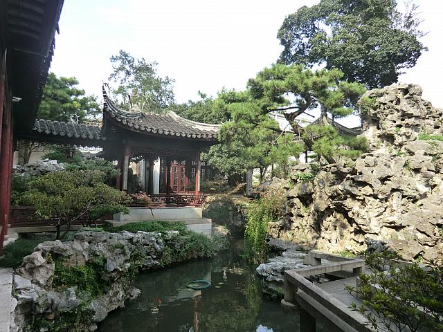 太湖石の築山を中心とした異空間的古典庭園。緑に囲まれた静かな園内を散策しよう。