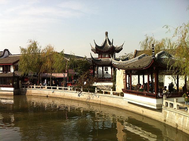 素朴な風景が残る浦東エリアの史跡タウン。めずらしい小吃を食べ歩きながら運河沿いを散策しよう。