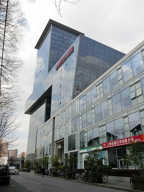 建築の名門「同済大学」に隣接するデザイン系オフィスビル。1階展示スペースは見学自由。