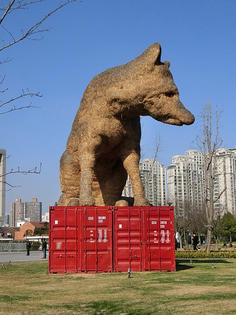 彫刻群や季節の花々を眺めながら散策できて無料!　南京西路エリアのアート系散策スポット。