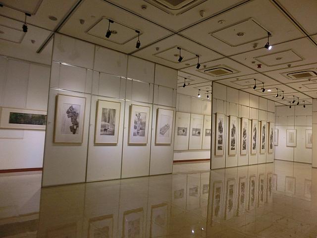 国内アーティストの書道作品や中国画を展示。オークション会場を擁する老西門エリアの美術館。