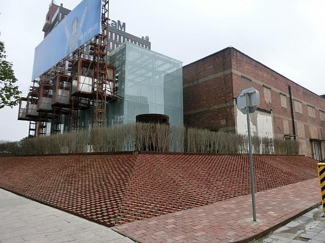 古い製紙工場をリノベーションした現代アート美術館。国内外の有名アーティストの作品を大型空間で。