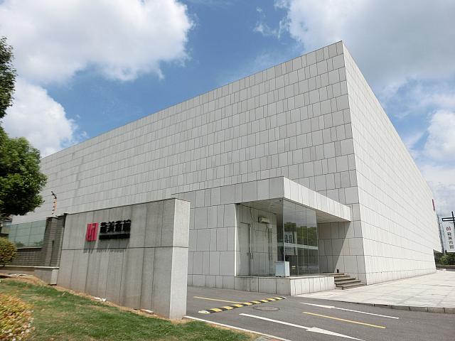 現代アートからプロパガンダ絵画、中国画の名品まで、豊富な常設展示も魅力のモダン美術館。