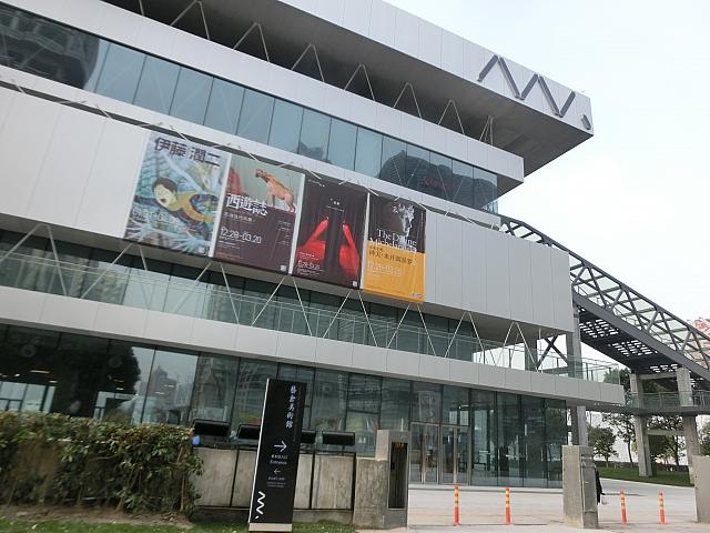 ウォーターフロントのリノベーション建築内でアート散歩。黄浦江沿いに位置するモダン美術館。