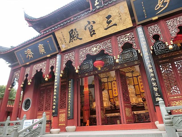 独特なお祈りと塑像群が神秘的。浦東に位置する女性道士のための道教寺院。