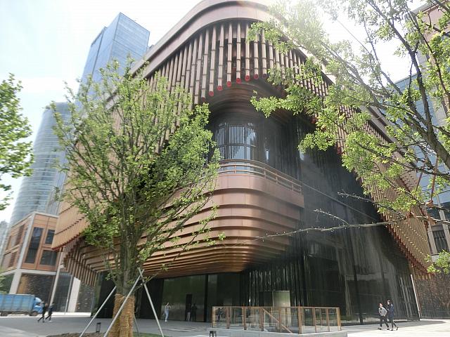 海外アーティストの展示も多数。外灘南側に位置するきらびやかなアートセンター。