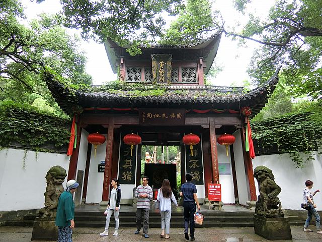 黄色い龍の伝説が残る史跡公園。緑滴る園内で散策と伝統劇鑑賞を楽しもう。