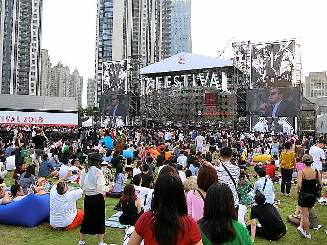 音楽フェス、屋外イベントスペースとしてお馴染み。西岸エリアの広大な緑地スポット。