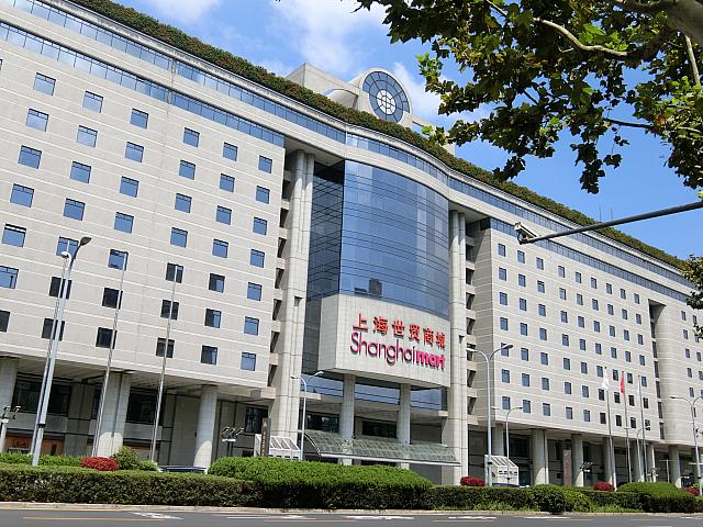 ビジネス施設、展示会場、日本領事館別館が入る、虹橋開発区エリアの巨大複合ビル。