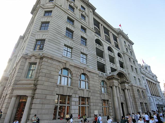 美術館と書店が入る複合建築。1916年竣工の歴史あるビル内を見学しよう。