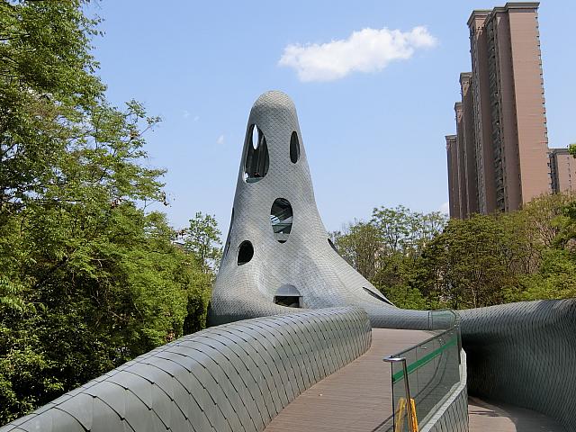 全長600mのウォーキング＆ジョギング専用公園。川沿いの景観やユニークなコースを楽しもう。
