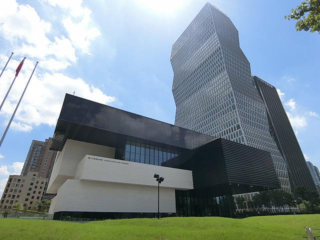 上海出身の近代画家・程十髪のコレクション多数。建築デザインも鑑賞したい大型美術館。