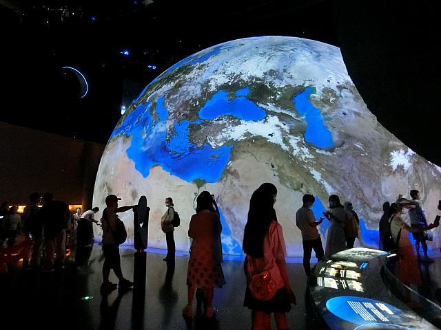 天文学の歴史から宇宙開発まで詳しく解説。滴水湖エリアの巨大天文ミュージアム。