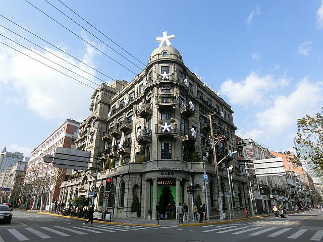 外灘裏手に佇む歴史建築内でアート観賞＆食事を。1918年竣工のバロック式建築を見学しよう。 