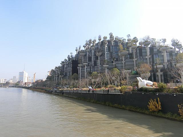 蘇州河沿いに登場した「浮遊する森林」。奇抜デザインモールを散策しよう。