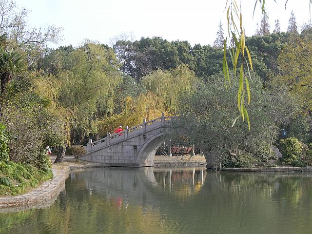 西湖の景観を模した歴史ある公園。併設の花鳥市場で開催される蚤の市も人気。