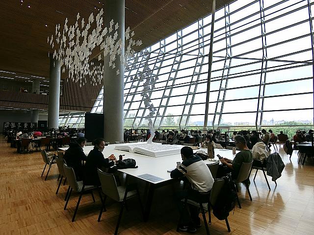 デスクや椅子にもこだわった快適空間で読書を楽しもう。「上海科技館」駅エリアの大型図書館。