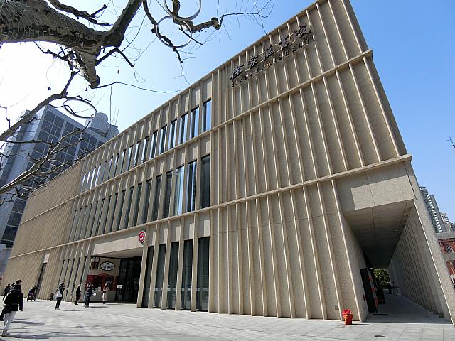 有名建築家が手がけた徐家匯エリアの大型図書館。カフェやテラス席でのんびり読書を楽しもう。