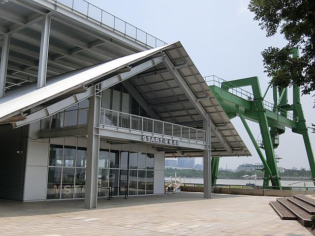 鉄道の史跡と斬新な建築物の融合がユニーク。西岸エリアの現代アート美術館。
