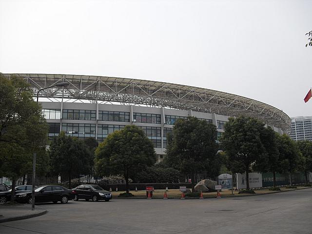 上海三大体育館のひとつ。二万人収容の競技場や各種スポーツのコートがあり、スポーツレッスンも多彩。地下鉄駅直結で交通至便！ 
