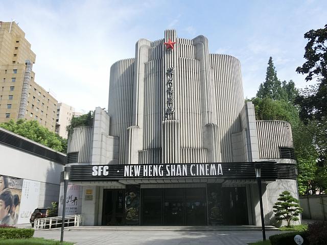 二つの離れを擁するミニシアターで映画鑑賞。1952年オープンのレトロな映画館。