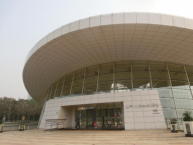 演劇、ミュージカル専用の地下型シアター。地元の人といっしょに大型劇場で舞台を楽しもう。