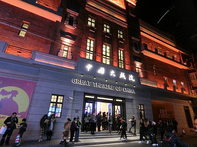 路地裏に隠れた文化財建築シアター。地元の人に混じって演劇を鑑賞してみよう。