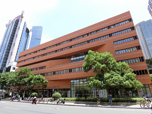 劇場や映画館が入る、地域の総合文化センター。1階のカフェもお勧め。