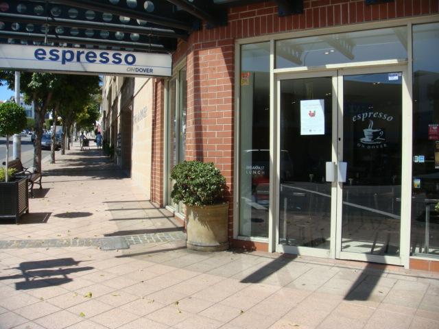 ガラス張りの店内なのでオープン・テラス感覚で楽しめる。オール・デイ・ブレックファーストがあるので遅いスタートの日でも心配なし！