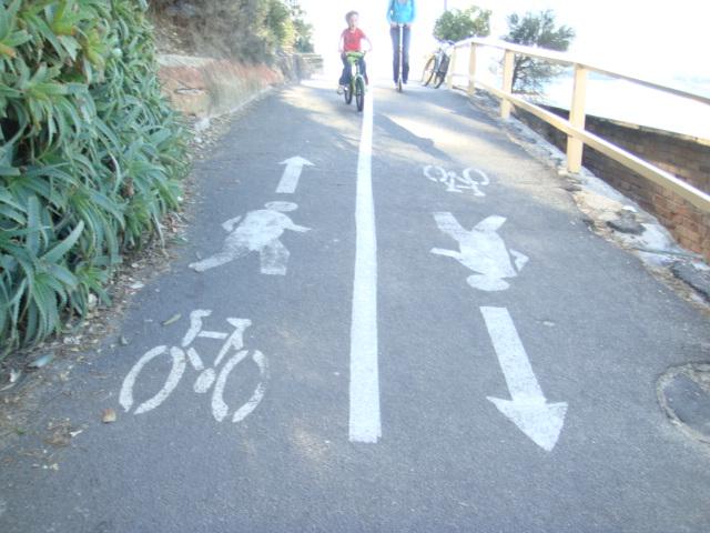 海とアートに挟まれたウォーキングを楽しんでみませんか？
マンリービーチからシェリービーチの散歩道。
